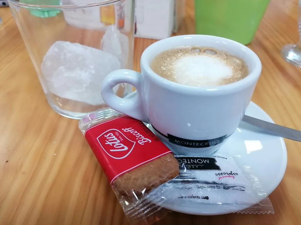 Juan Cisneros_Ohlalá_Cañiza A_review