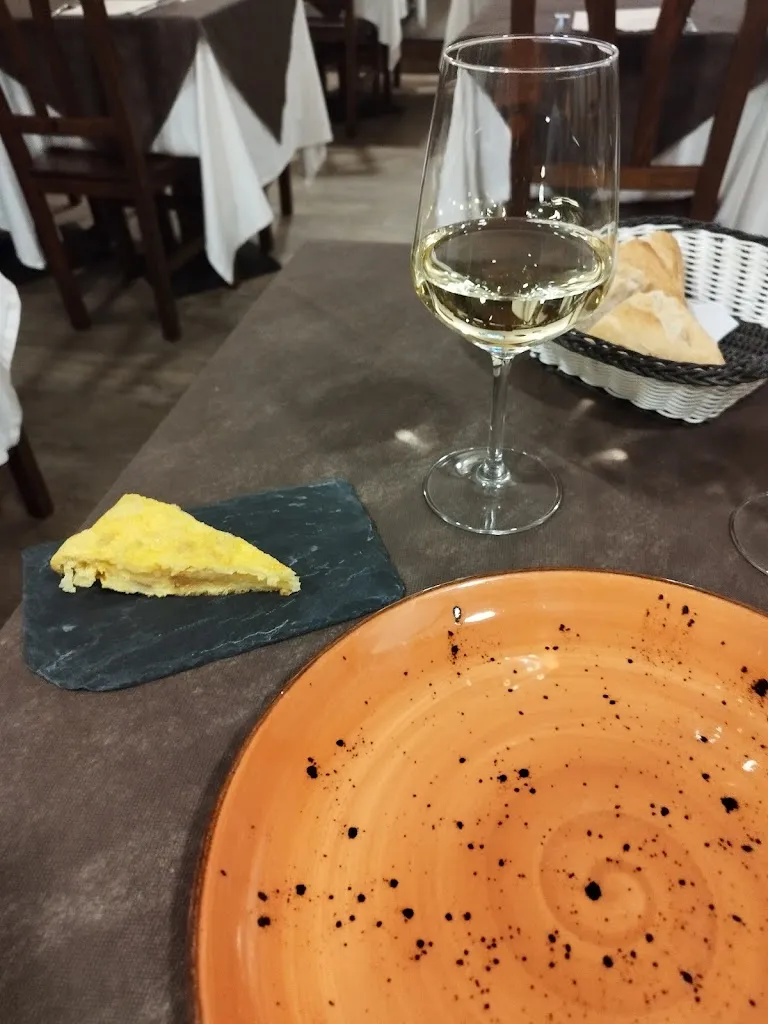 HEAVY MOON_Casa Eligio_Cañiza A_review