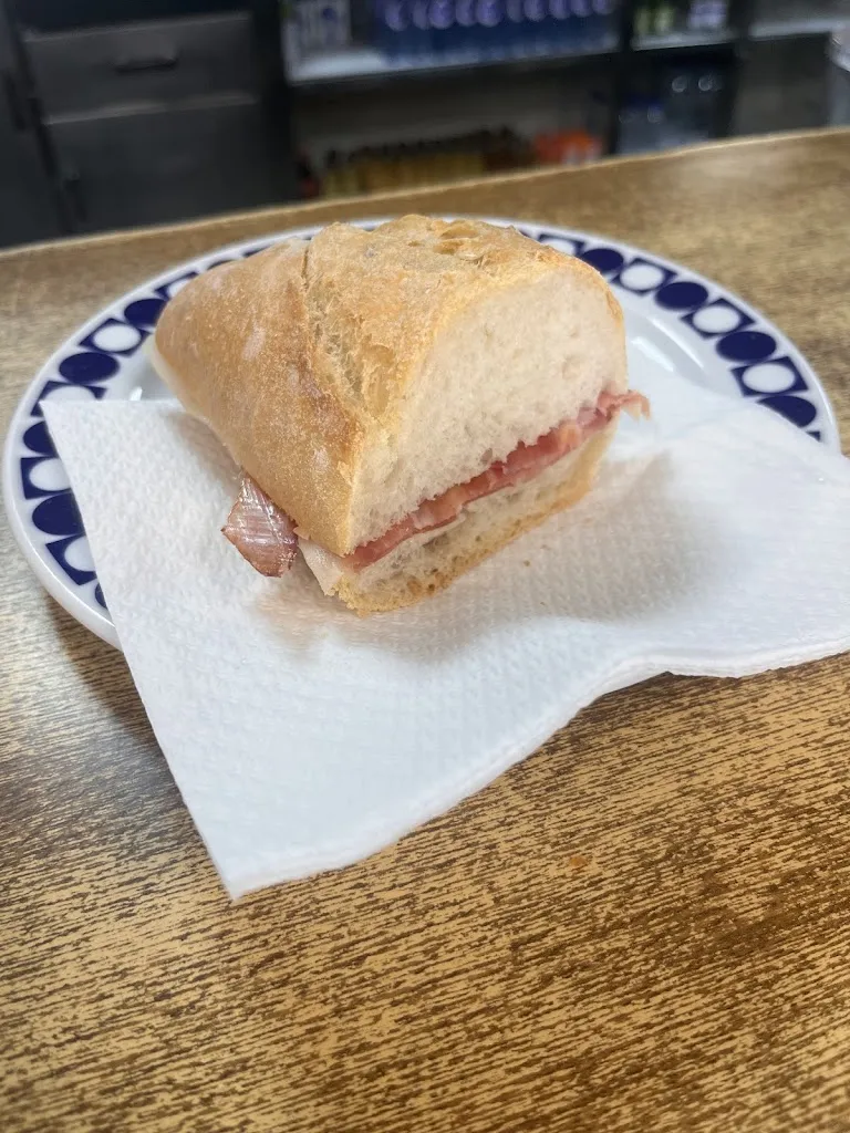 Lucia Corcoba_Cafeteria KENIA_Cañiza A_review