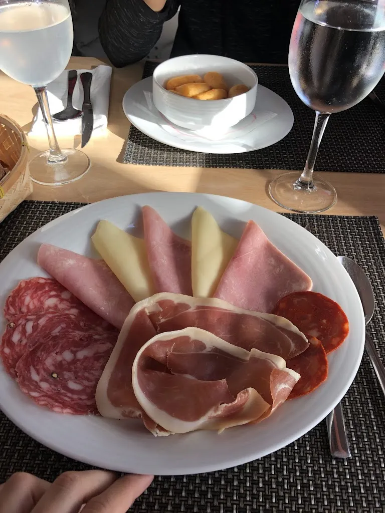 Ricardo Torrescusa_NelRoss cafe lounge_Cerdedo_review