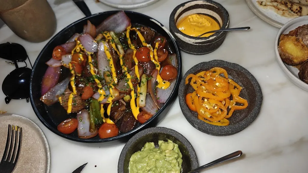 Mohab Akhnoukh_Llama Inn Madrid_Lama A_review