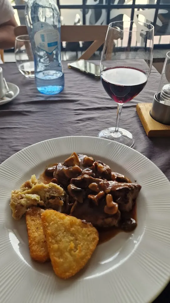 Sergey Usatenko_Restaurante Aquarius_Guarda A_review