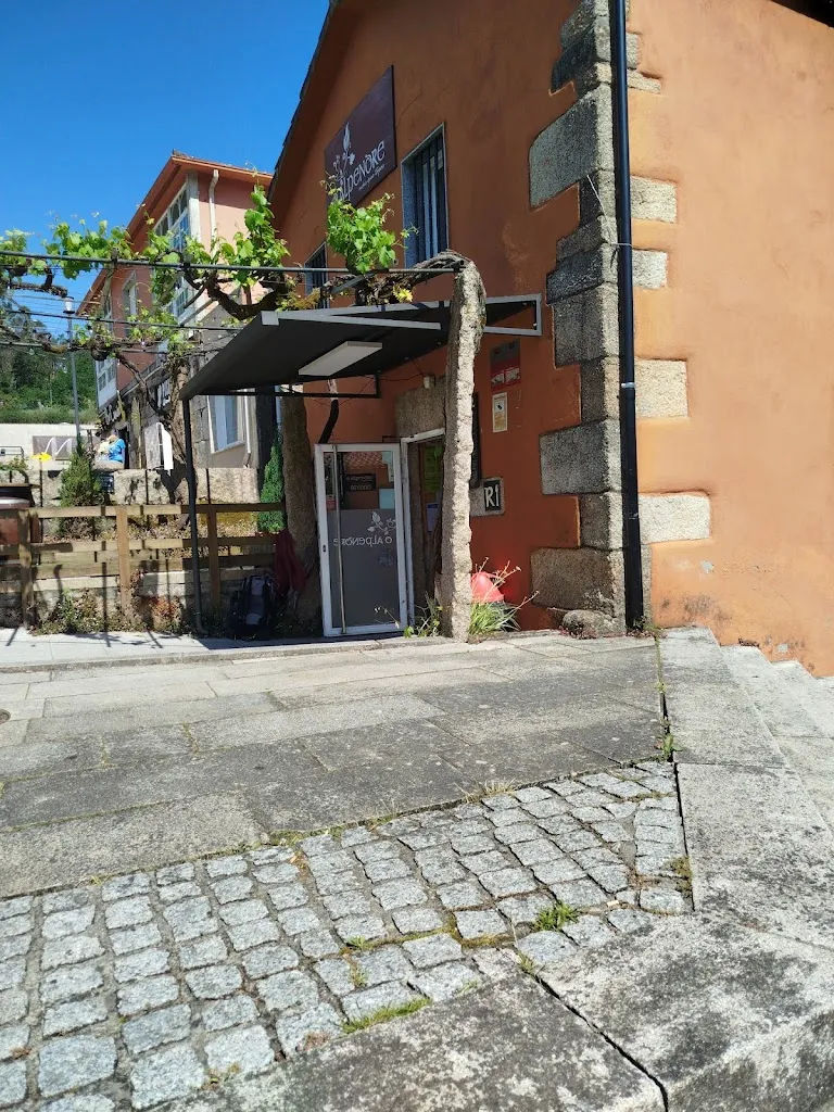 Clint Menzer_O Alpendre Tapería Cafetería_Mos_review