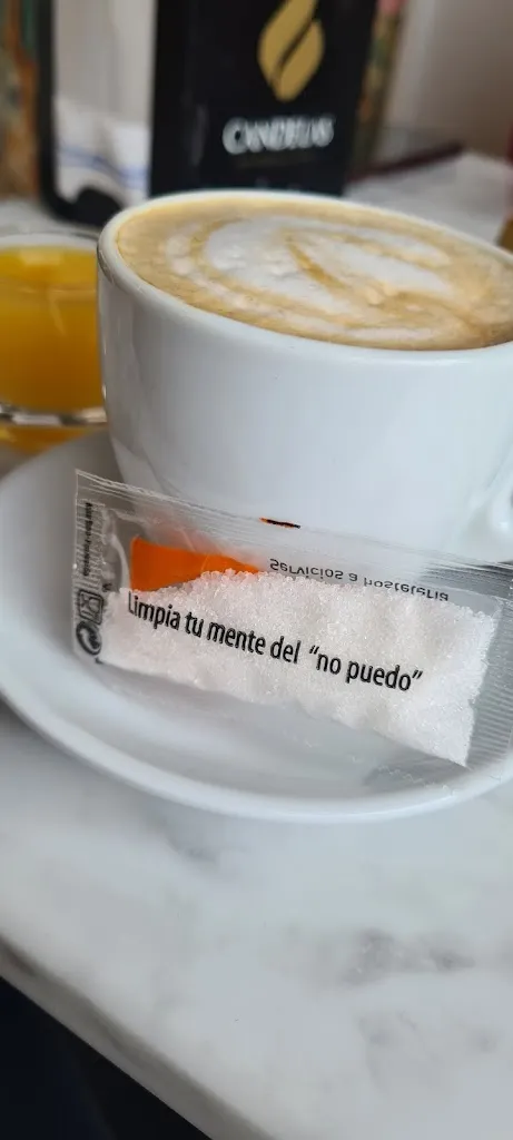 Pluma En vuelo_Dulces Encantados_Lalín_review