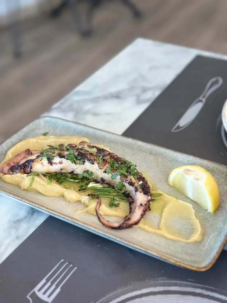 Quentin Fung_KooKoo Bar Restaurant Rooftop_Oia_review