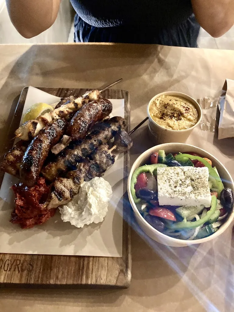 D R_Pitogyros Traditional Grill House - Gyros, souvlaki, kebab._Oia_recensione
