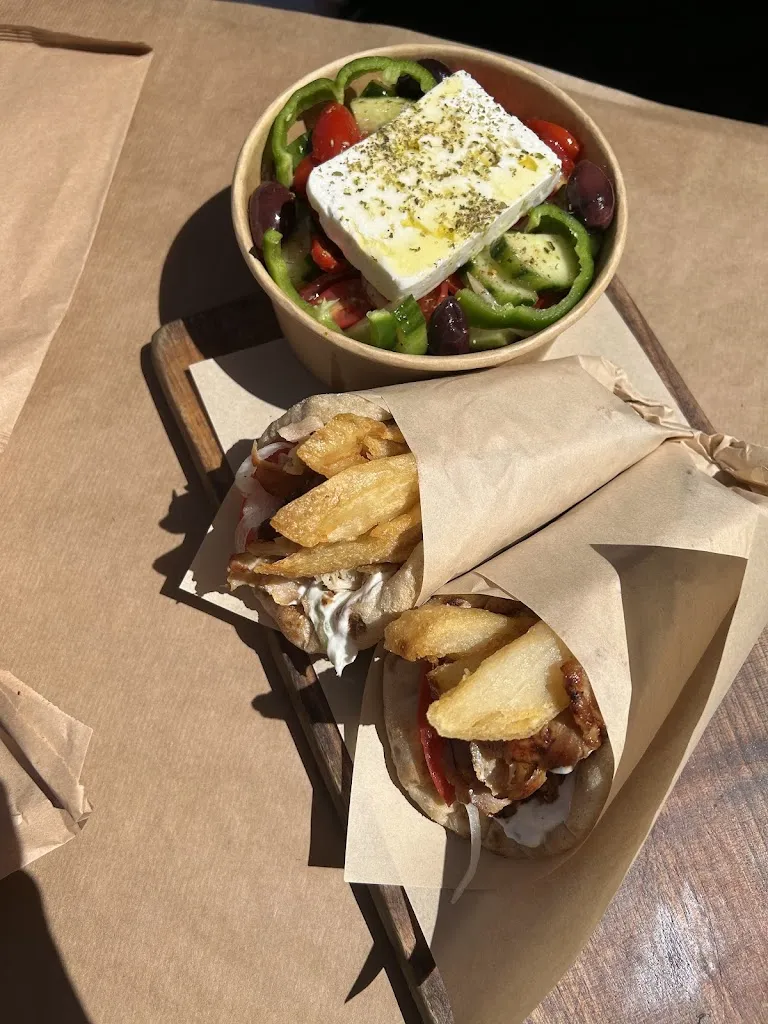 Daniel Pallag_Pitogyros Traditional Grill House - Gyros, souvlaki, kebab._Oia_recensione