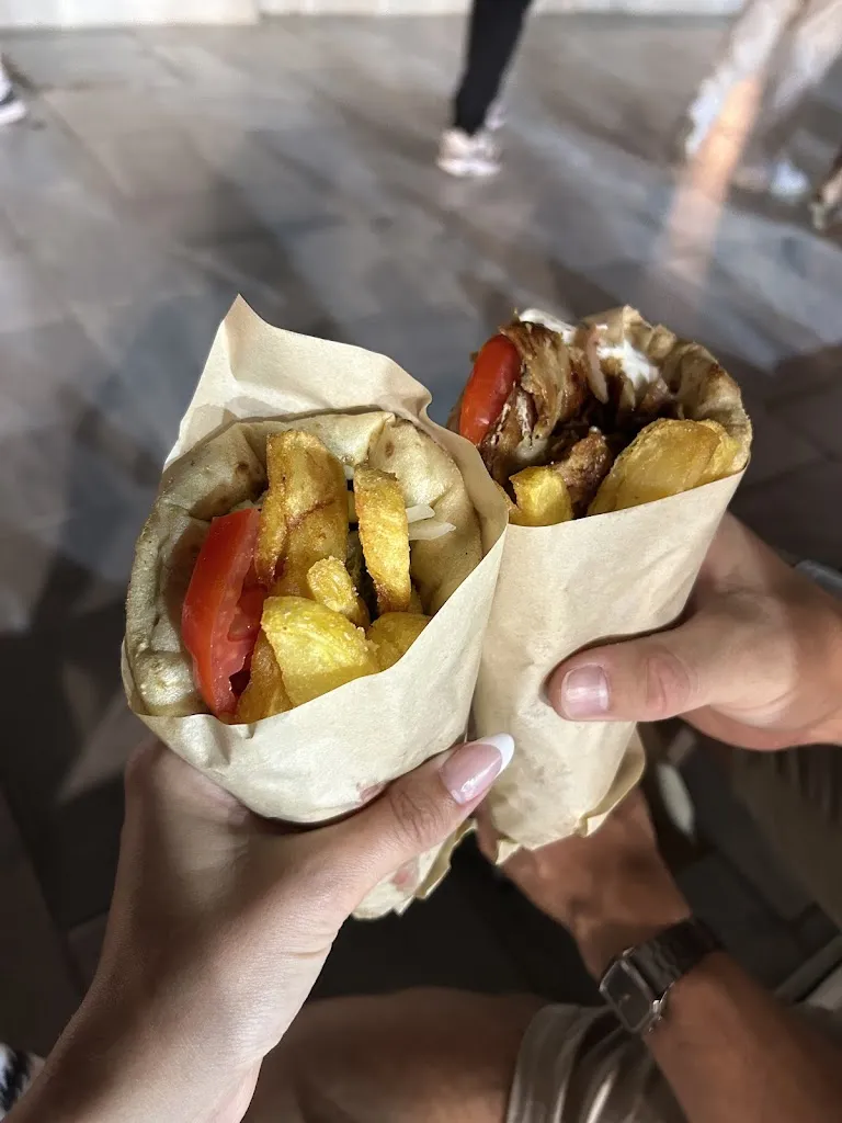 Rebecca Claybur_Pitogyros Traditional Grill House - Gyros, souvlaki, kebab._Oia_recensione