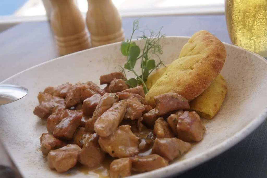 Minami_Pelekanos_Oia_review