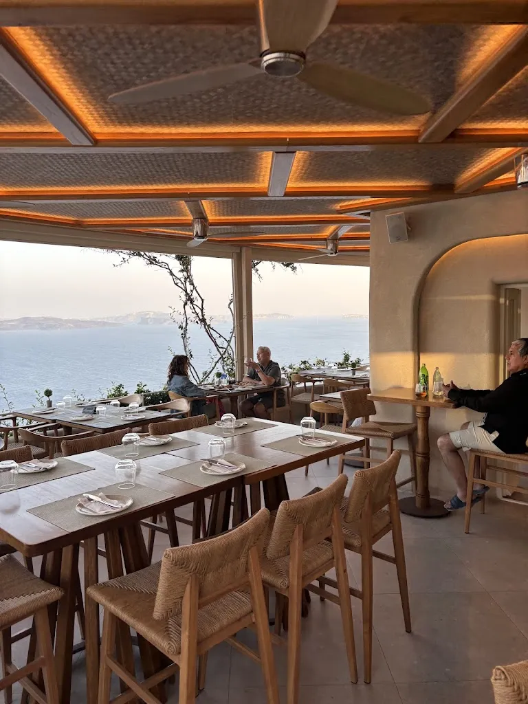 Emfasis Restaurant_Oia_slider_image_1