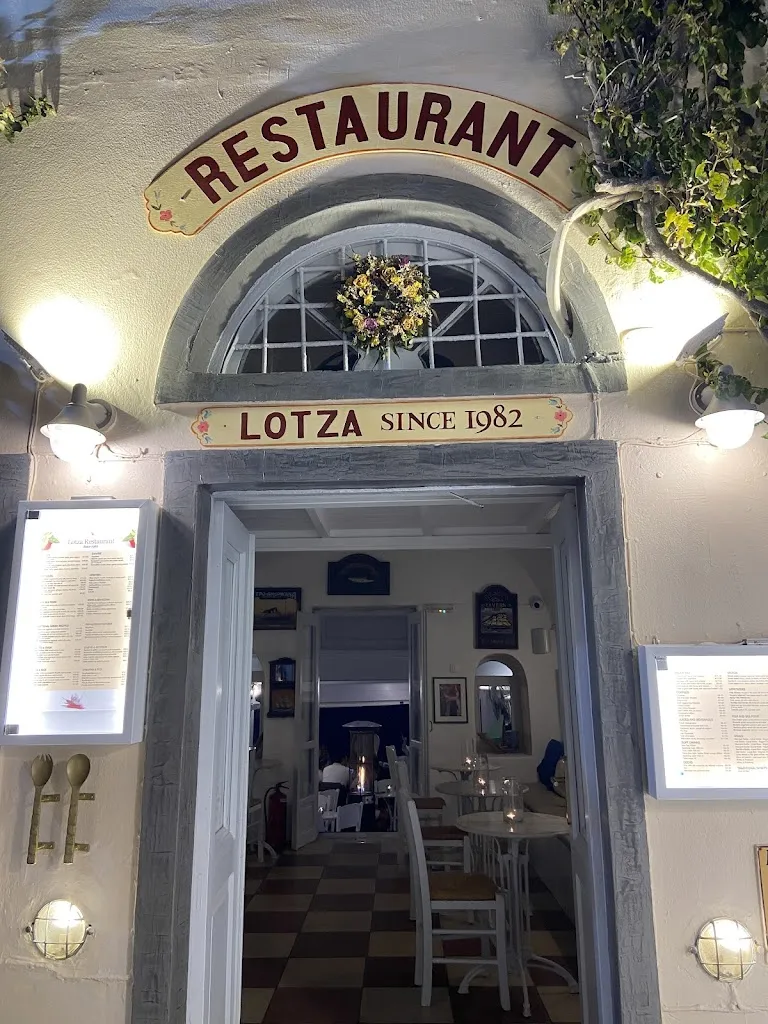 Lotza restaurant in Oia