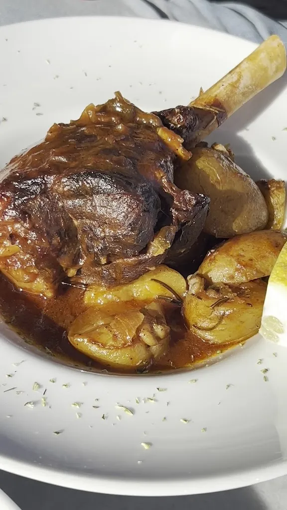 Lotza_Oia_slider_image_2