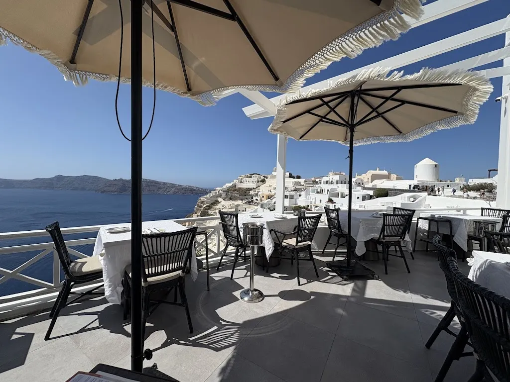 MIA'S RESTAURANT SANTORINI_Oia_slider_image_2