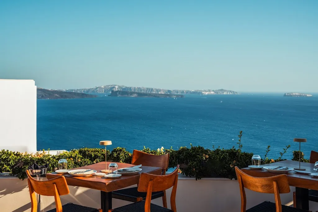 NAOS Oia Restaurant - Bar restaurant in Oia