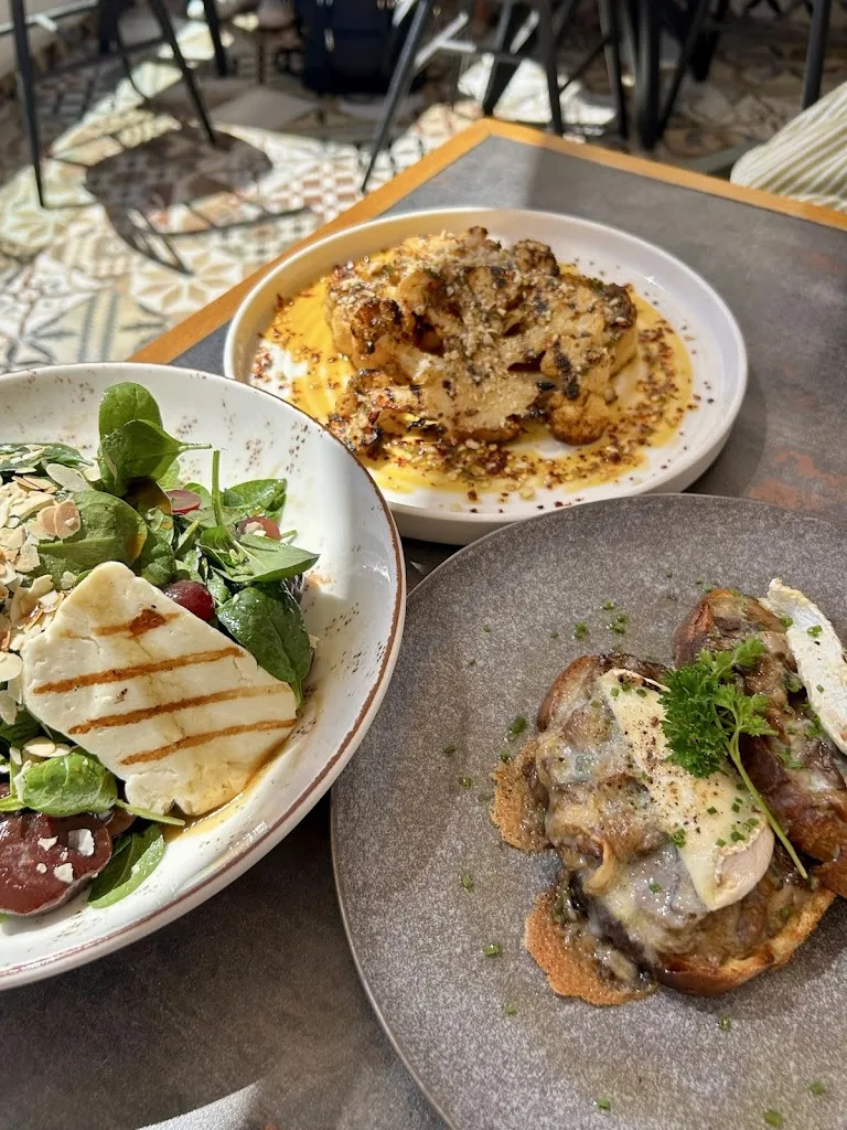 B W_Petrosia_Oia_review