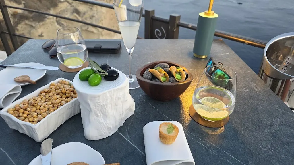 Lauda Restaurant_Oia_slider_image_3