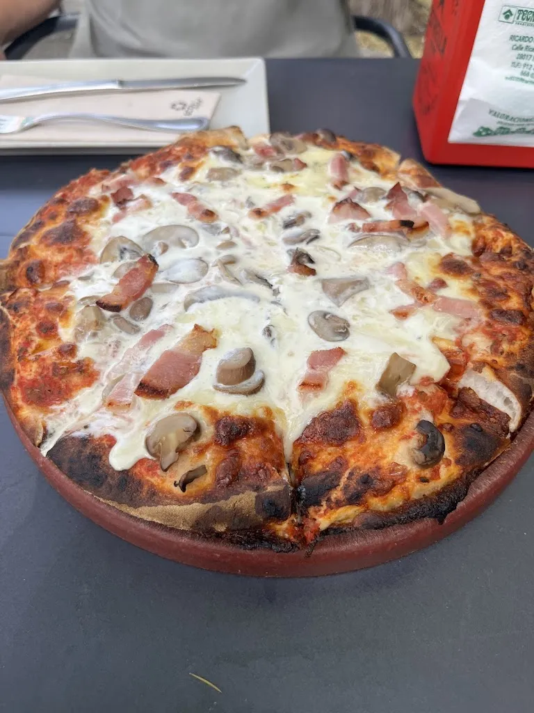 Restaurante-Pizzería Porta Latina_Portas_slider_image_2