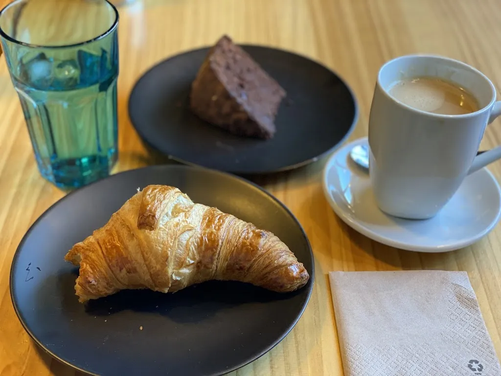 Yehya Jazar_Mogo_Nigrán_review