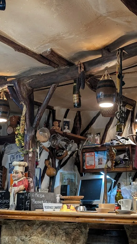 Clara Moura_Bodegón Os Toneles_Silleda_review