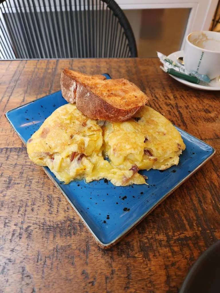 Stacey Hongsyvilay-Thayer_La Merecida_Alberca La_review