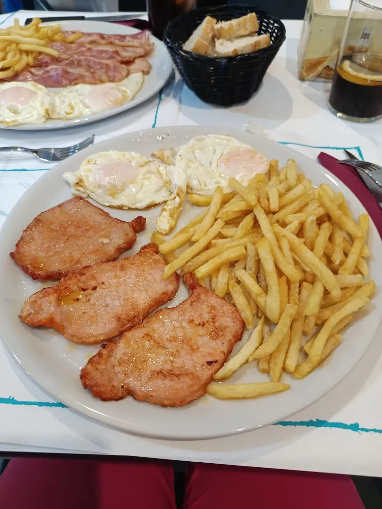 Sara Robledo_Bar Victrilis Pub_Aldeadávila de la Ribera_review