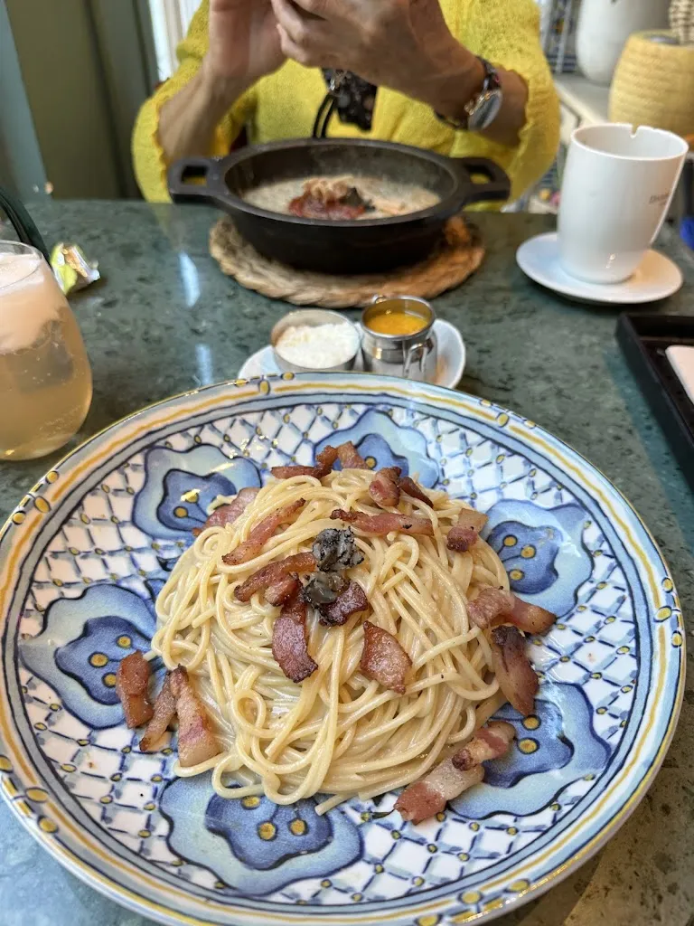 Yvonne Wasif_La Mafia se sienta a la mesa_Vigo_review