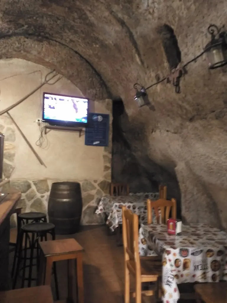 La cueva de Hornillos restaurant in Arabayona de Mógica