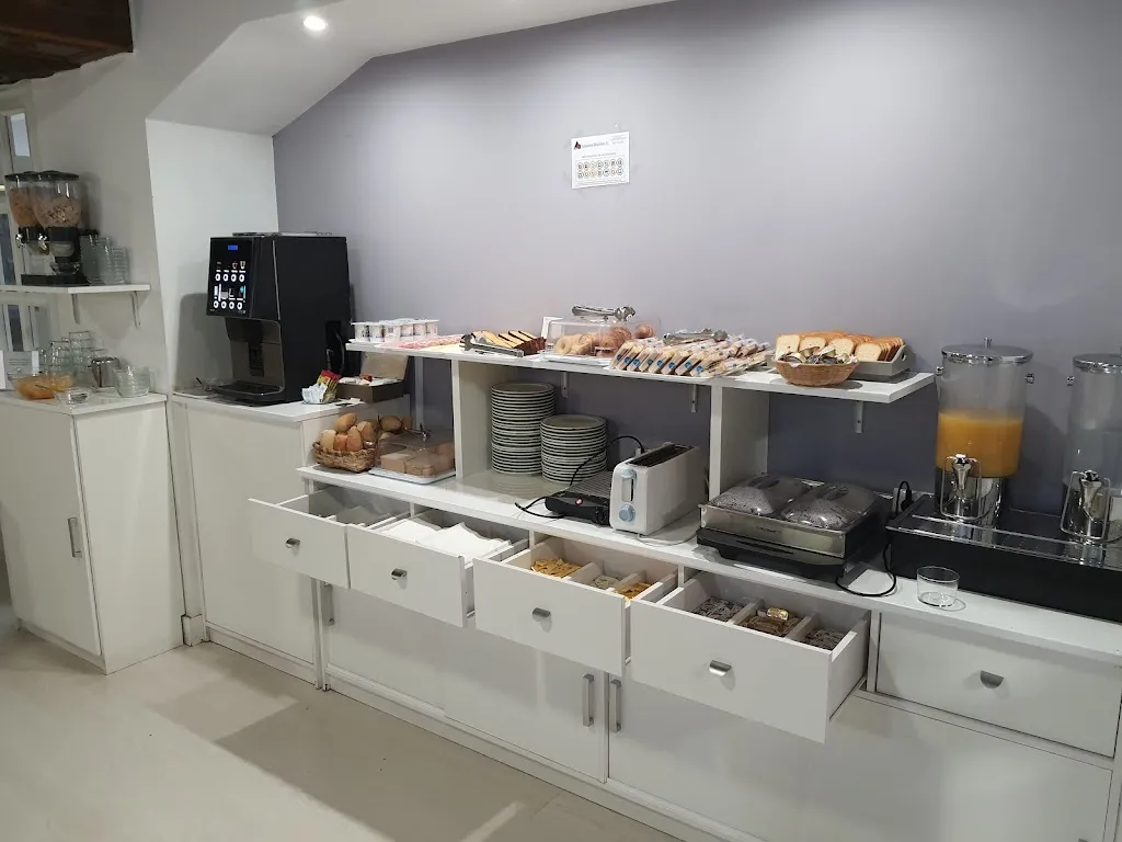 C J_Hotel Emperatriz I_Castellanos de Villiquera_recensione