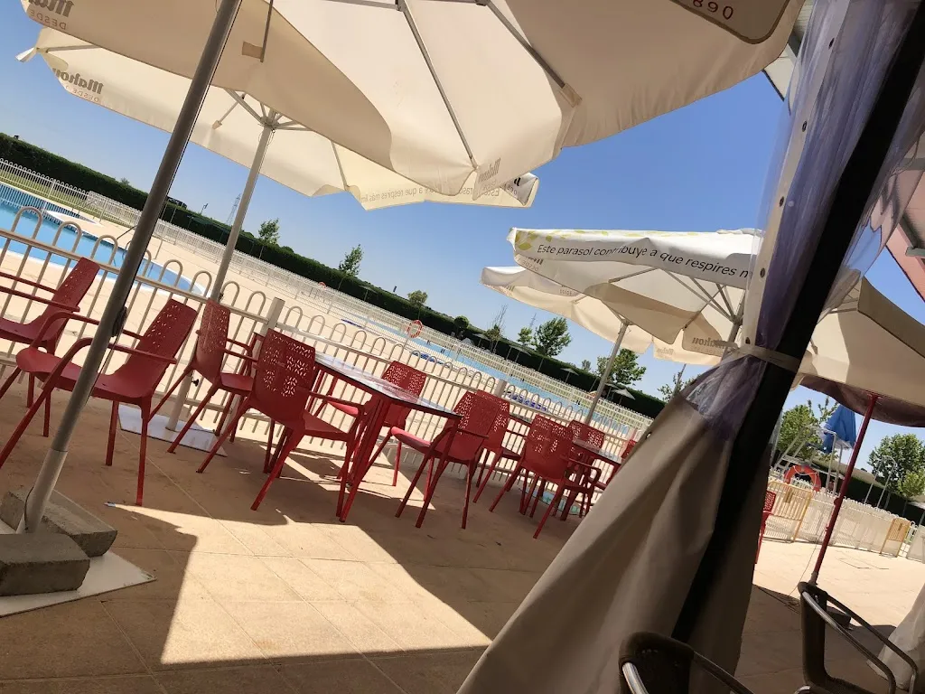 Piscinas Municipales de Castellanos de Moriscos restaurant in Castellanos de Moriscos
