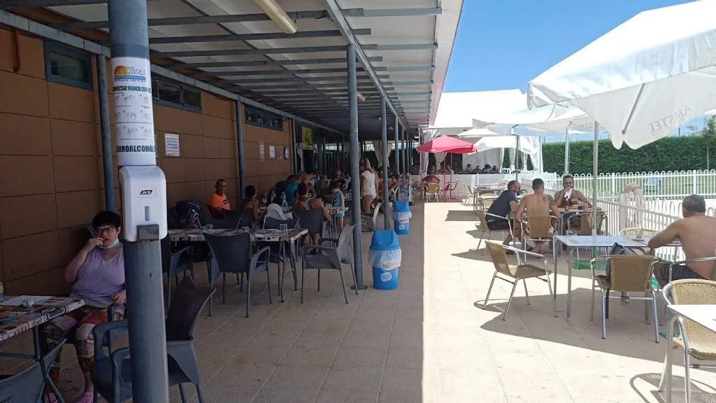 Bar Las Piscinas restaurant in Castellanos de Moriscos