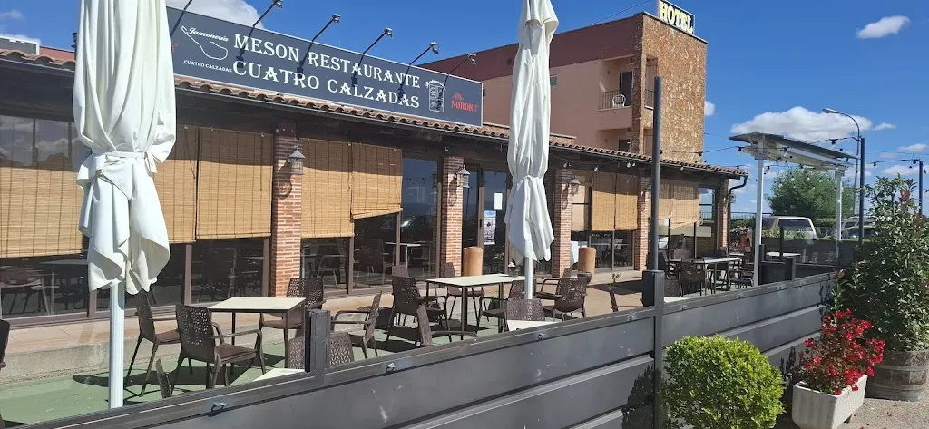 Cuatro Calzadas restaurant in Coca de Alba