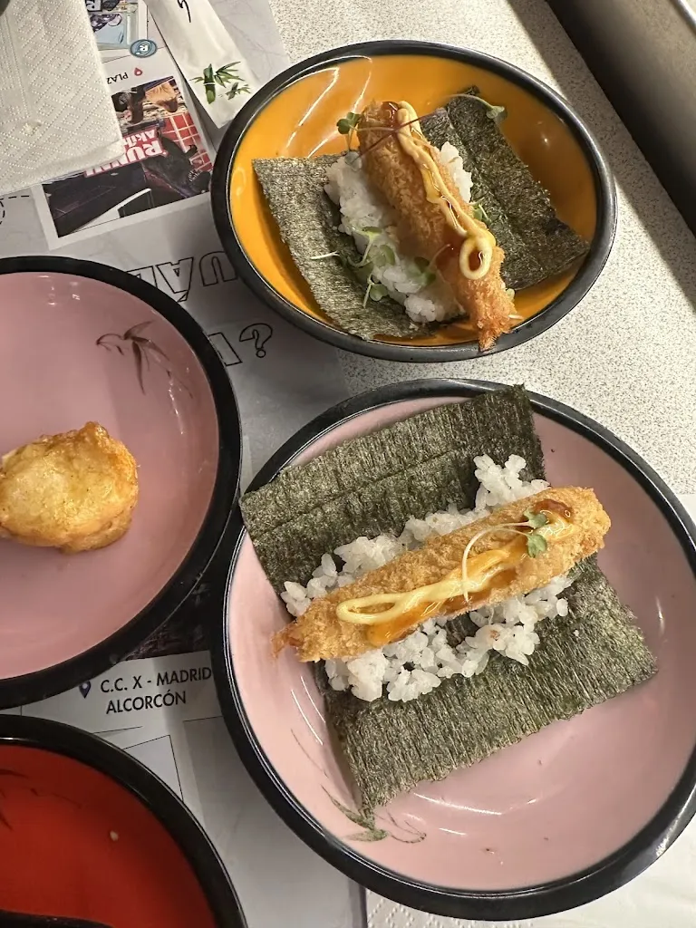 Elvira Akhmedova_Running Sushi in Osaka_Fuente de San Esteban La_review