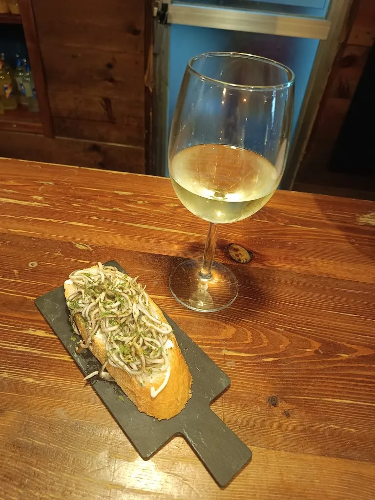 Juan Augusto Rodriguez Ramirez_Bar La Honfría_Linares de Riofrío_review