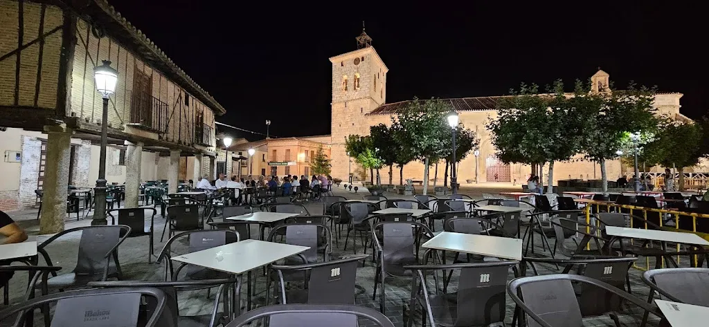 Bar Café El central restaurant in Macotera