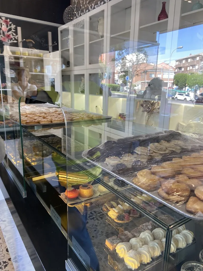 Isaiah_Pastelería Manolo by Hermanas Manzano_Manzano El_review