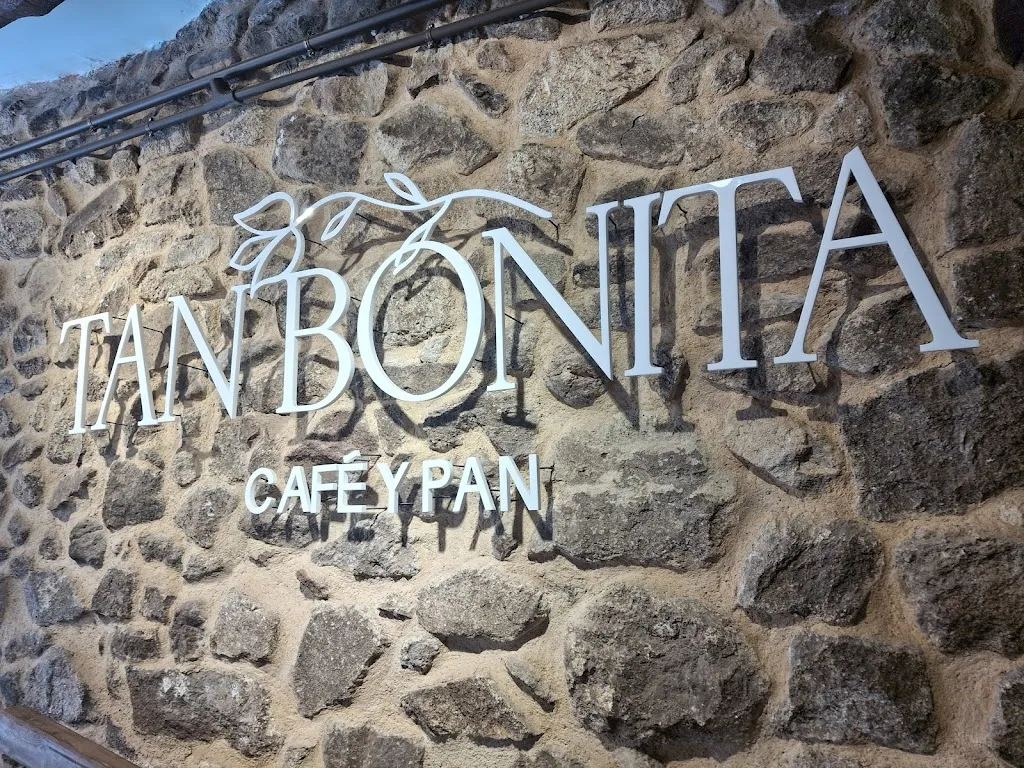 Chema Rodríguez-Calderón_TAN BONITA_Mogarraz_review