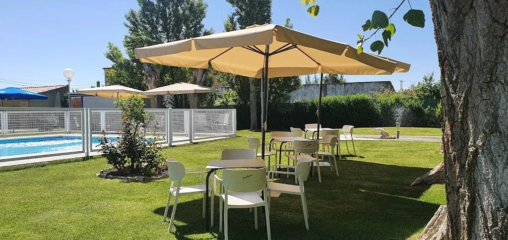 Hostal Restaurante Carolina restaurant in Pedrosillo el Ralo