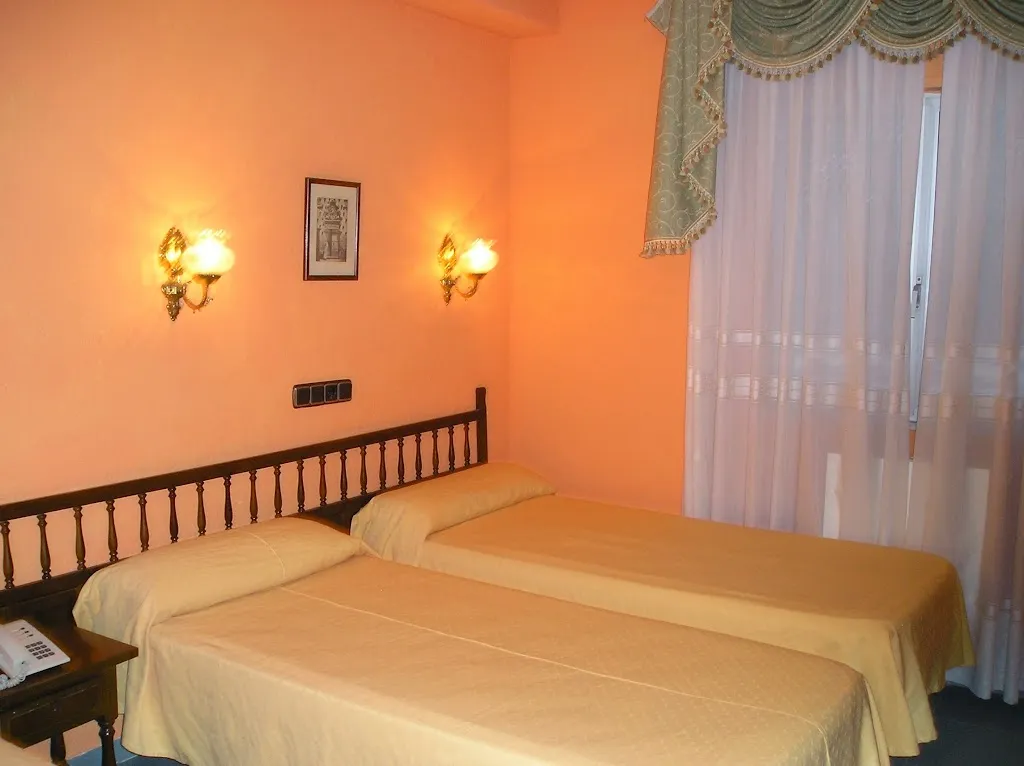 Hostal Restaurante Carolina_Pedrosillo el Ralo_slider_image_2