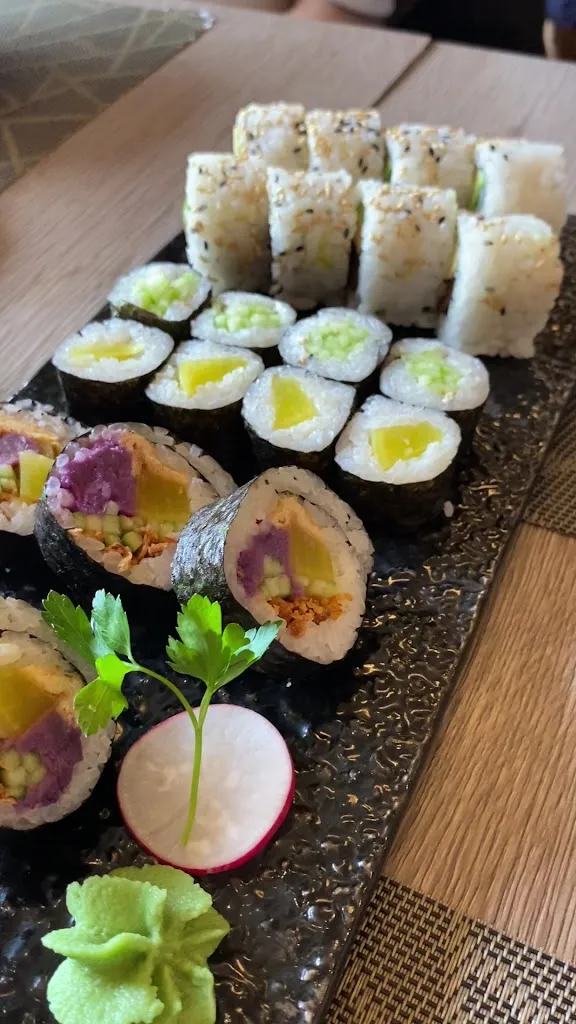 Yoshi - Sushi & More_Pelayos_slider_image_2