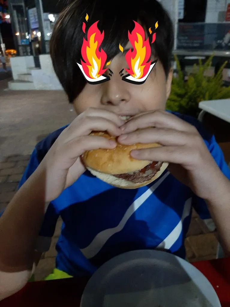 Juan Carlos Romano Bajo_Burger Mc Paco’s_Pelayos_review