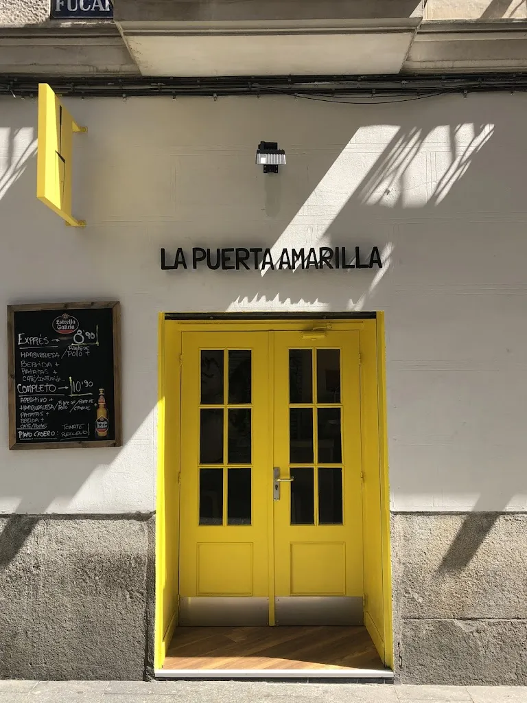 La Puerta Amarilla Burguers restaurant in Puertas