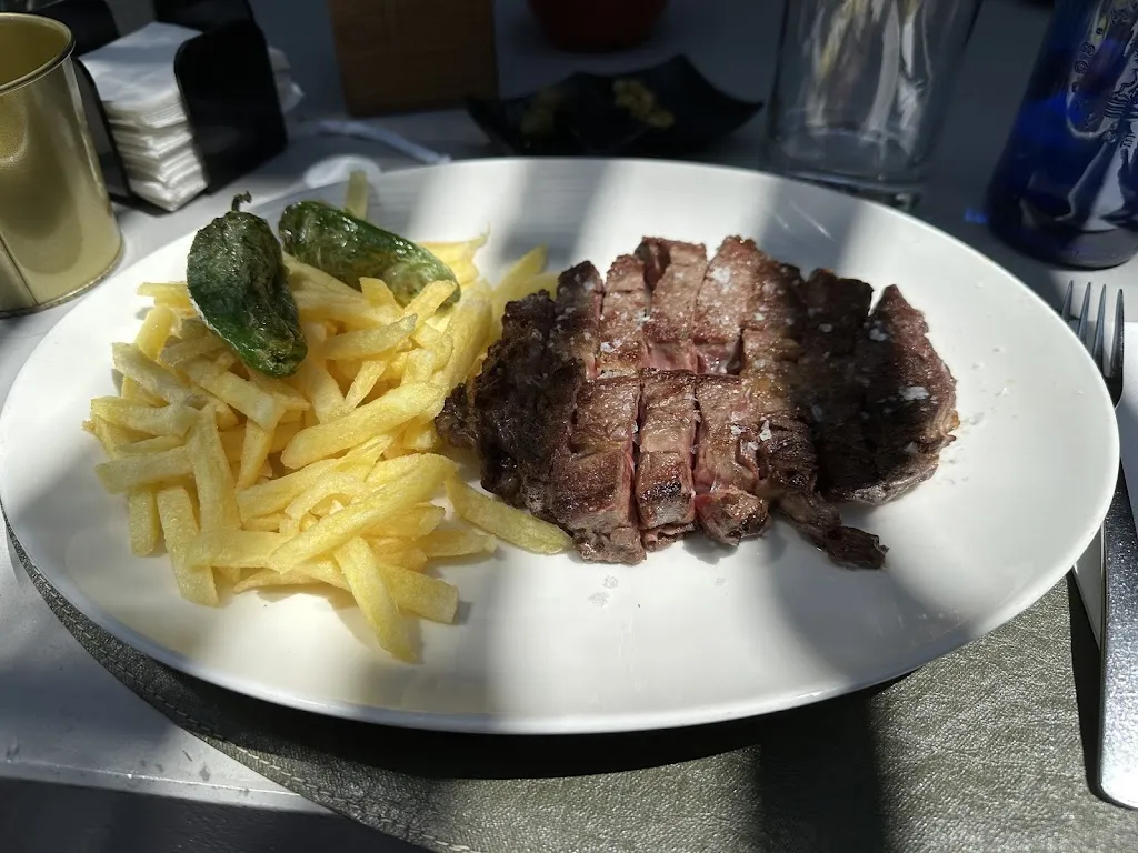 Alexander Burt_Mussu_San Muñoz_review