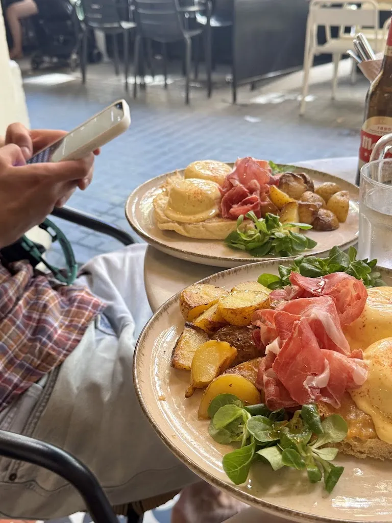 Anastasiia Kopan_Miss Simona_Sagrada La_review