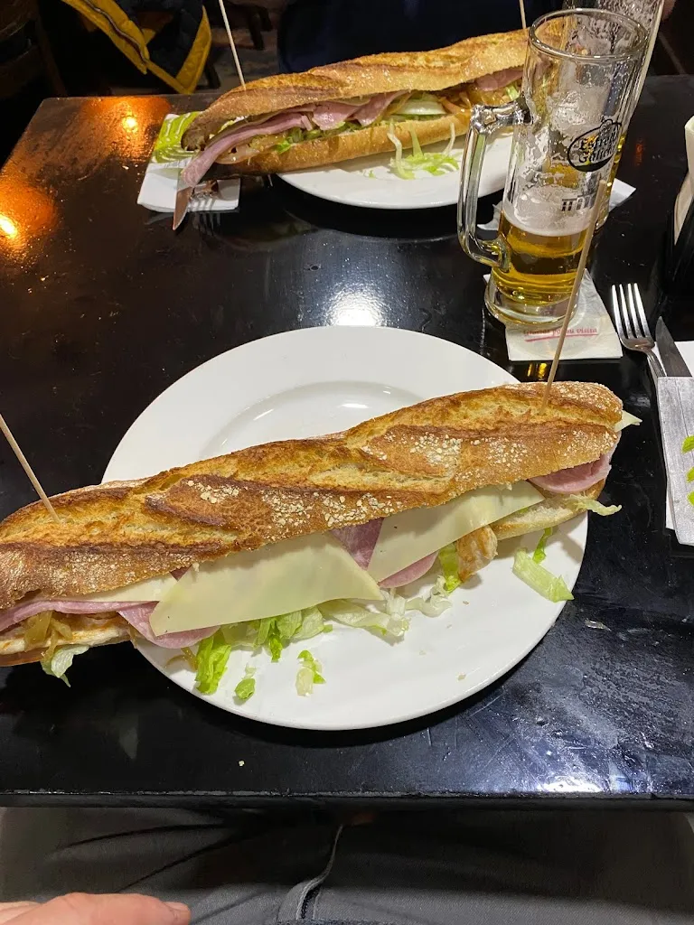 Radek Vachalec_Bar restaurante La Esperanza_Sagrada La_review