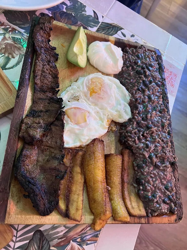 Yee Won Lai_Pupuseria Madrid Río Grande Café_Villaverde de Guareña_recensione