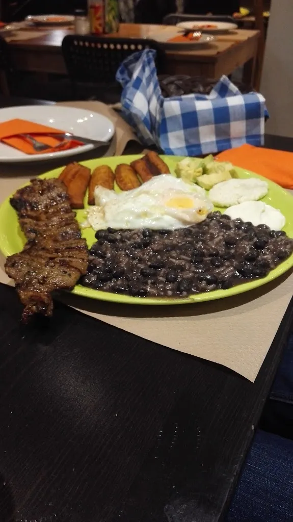 Anastassiya O_Pupuseria Madrid Río Grande Café_Villaverde de Guareña_recensione