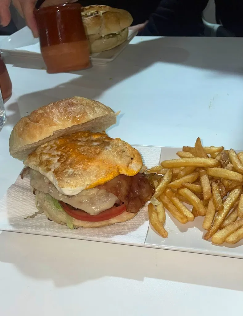 Taperia Los Pajaritos restaurant in Villena