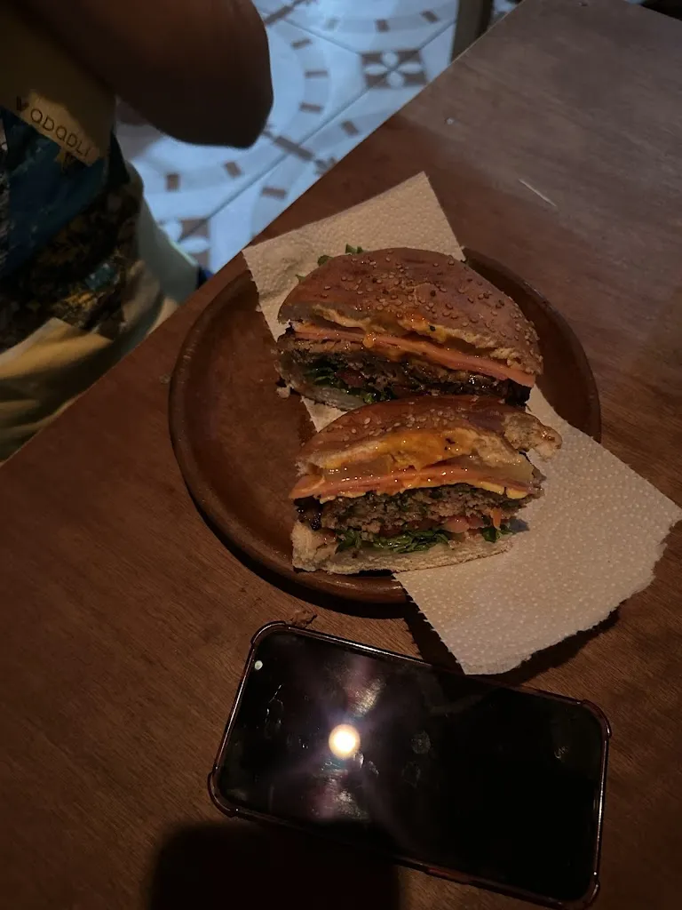 Jesús Farrera Grajales_Burguer Chee_Villaflores_review