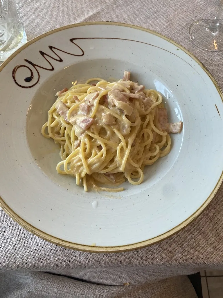 Siena Graham_Embassy_Adeje_review