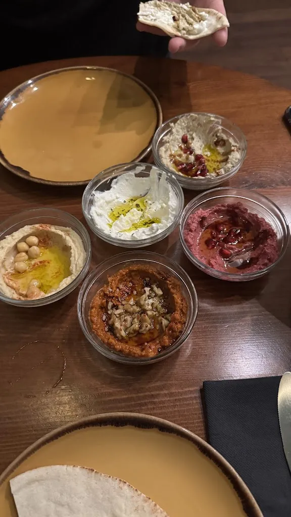 Kasem Alejandro Hadid_ANTUANET Restaurante_Antas_review